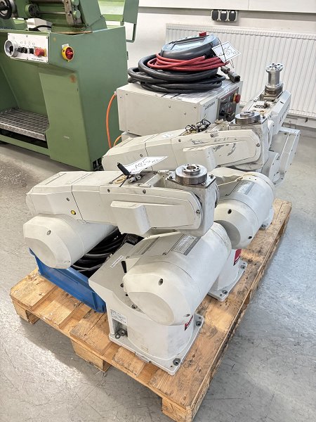 MITSUBISHI Lot industrial robots