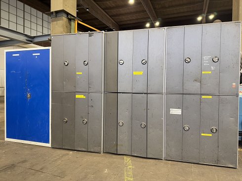 Lot workshop cabinets