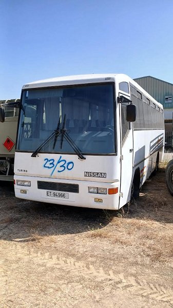 Autobús interurbano (tiene matrícula militar ET-94966)