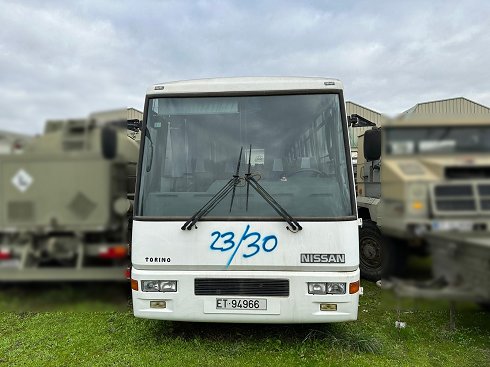 Autobús interurbano (tiene matrícula militar ET-94966)