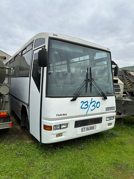 Autobús interurbano (tiene matrícula militar ET-94966)