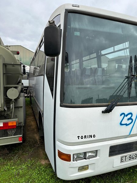 Autobús interurbano (tiene matrícula militar ET-94966)