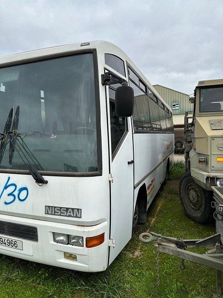 Autobús interurbano (tiene matrícula militar ET-94966)