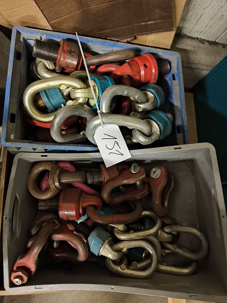 Lot lifting equipment