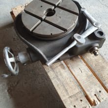 Round table dividing head