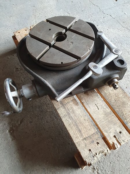 Round table dividing head