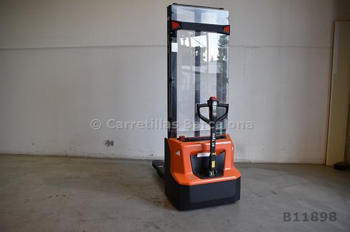 Apilador autopropulsado BT SHE100