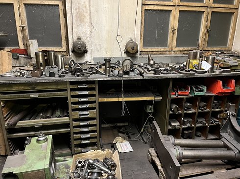 Workbench with contents