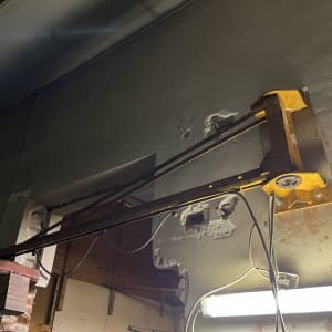 Wall-mounted slewing jib crane