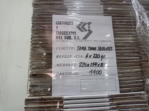 Gran cantidad de cajas de cartón en diferentes tamaños