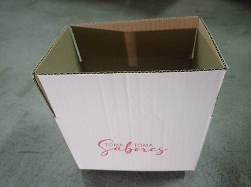 Gran cantidad de cajas de cartón en diferentes tamaños