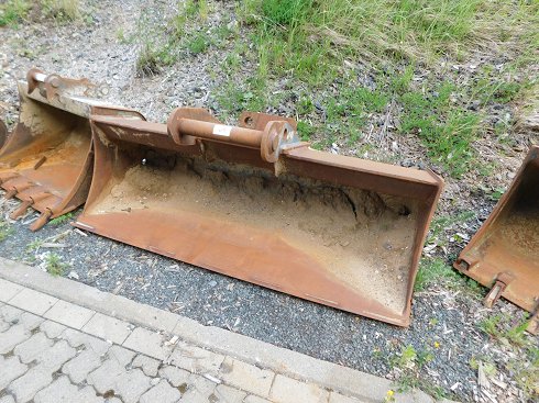 Trenching bucket