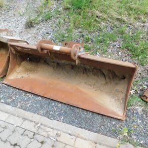 Trenching bucket