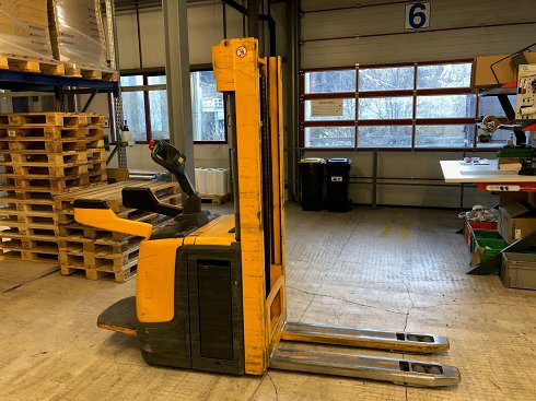 JUNGHEINRICH ERC 216z Platform forklift