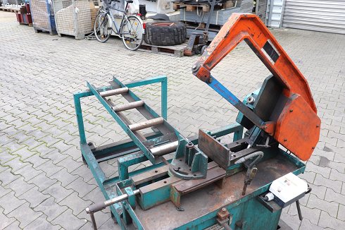 Metal hacksaw with roller conveyor