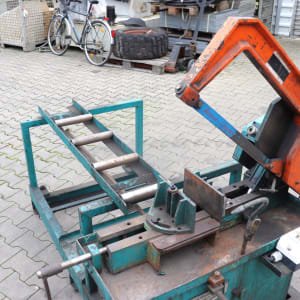 Metal hacksaw with roller conveyor