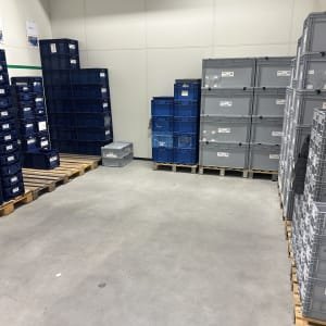 Lot plastic crates