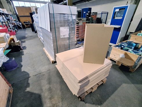 2 pallets with edge protectors + cardboard boxes