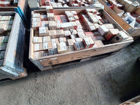 WÜRTH Lot of screws and fastening material on pallet