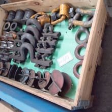 Lot of lifting gear Shackles + eyebolts various designs on pallet