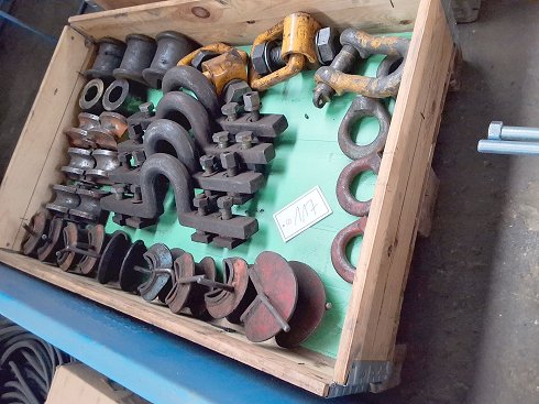 Lot of lifting gear Shackles + eyebolts various designs on pallet