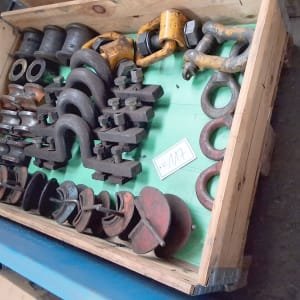 Lot of lifting gear Shackles + eyebolts various designs on pallet