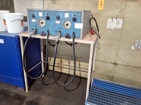 Oil cabinet with 2 electric pumps