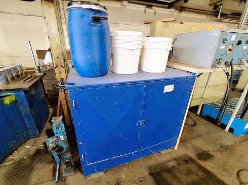 Safety cabinet for liquids with drip tray