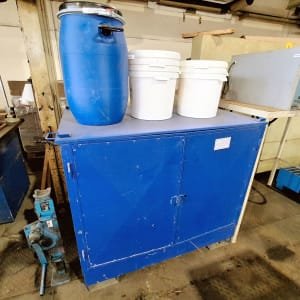 Safety cabinet for liquids with drip tray