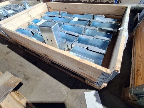 LIPPERT Lot of galvanized light barrier holders