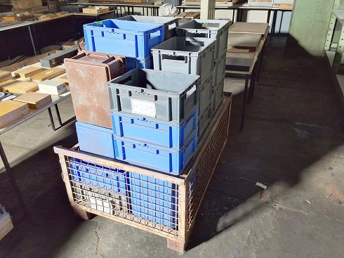 Mesh box with 34 SSI Schäfer storage boxes