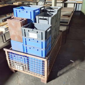 Mesh box with 34 SSI Schäfer storage boxes