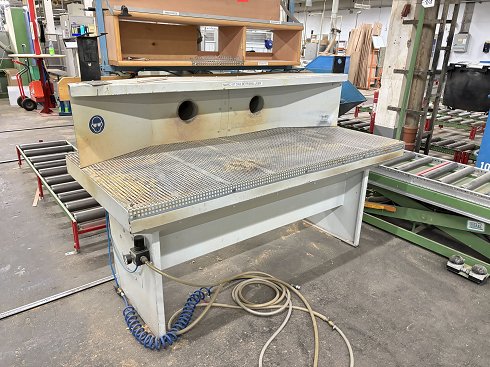 Grinding table with suction connection