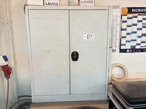 Lot steel cabinets