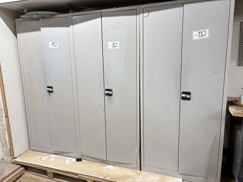 Lot steel cabinets