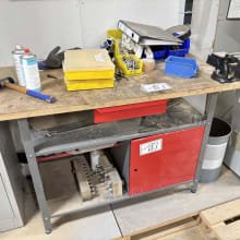 Workbench with vice