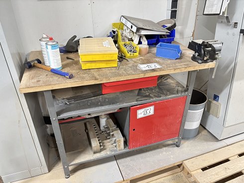 Workbench with vice