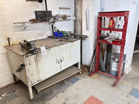 Workbench with hydraulic press