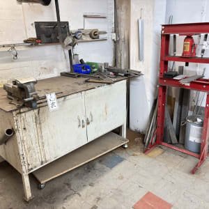 Workbench with hydraulic press