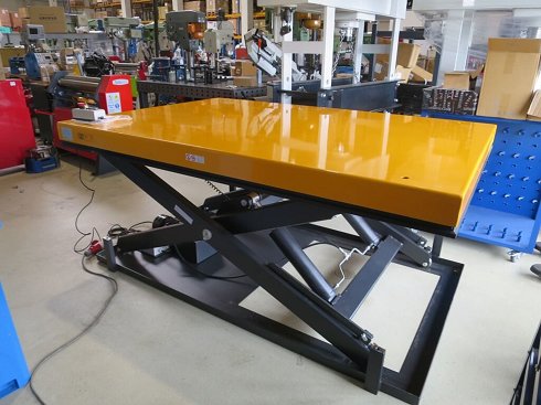 UWM UWM 3000 big Scissor lift