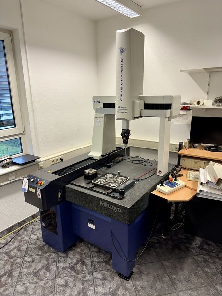 MITUTOYO CRYSTA-APEX S 574 Coordinate measuring machine