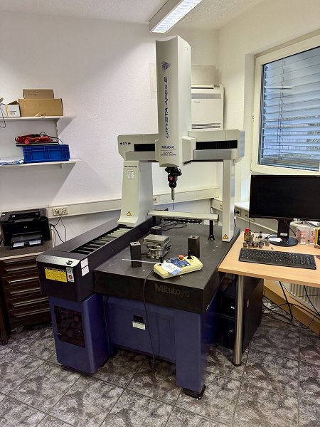 MITUTOYO CRYSTA-APEX S 574 Coordinate measuring machine