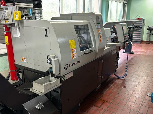 Torno tipo suizo CNC con transportador de viruta HANWHA XE 20H