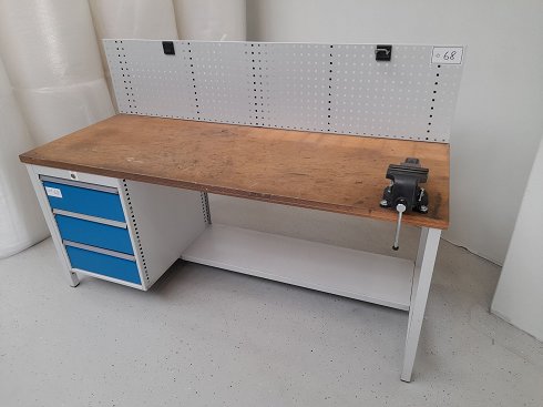 Workbench with vice