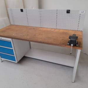 Workbench with vice