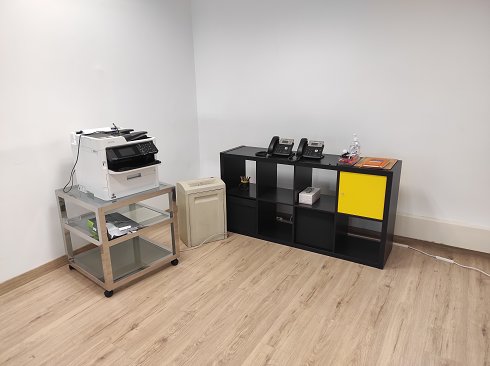 Impresora, destructora de papel, teléfonos y mobiliario. Sala Copérnico