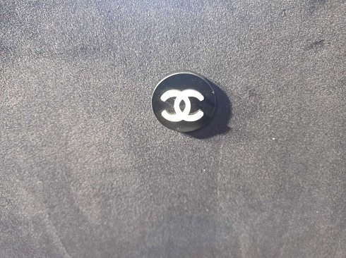 Sillón tapizado en terciopelo marca Chanel. 1