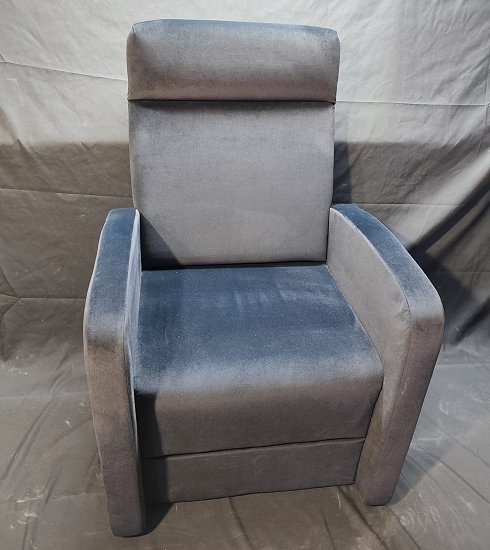 Sillón tapizado en terciopelo marca Chanel. 15