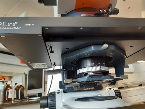 Microscopio confocal ZEISS Mod. LSM700 con mesa