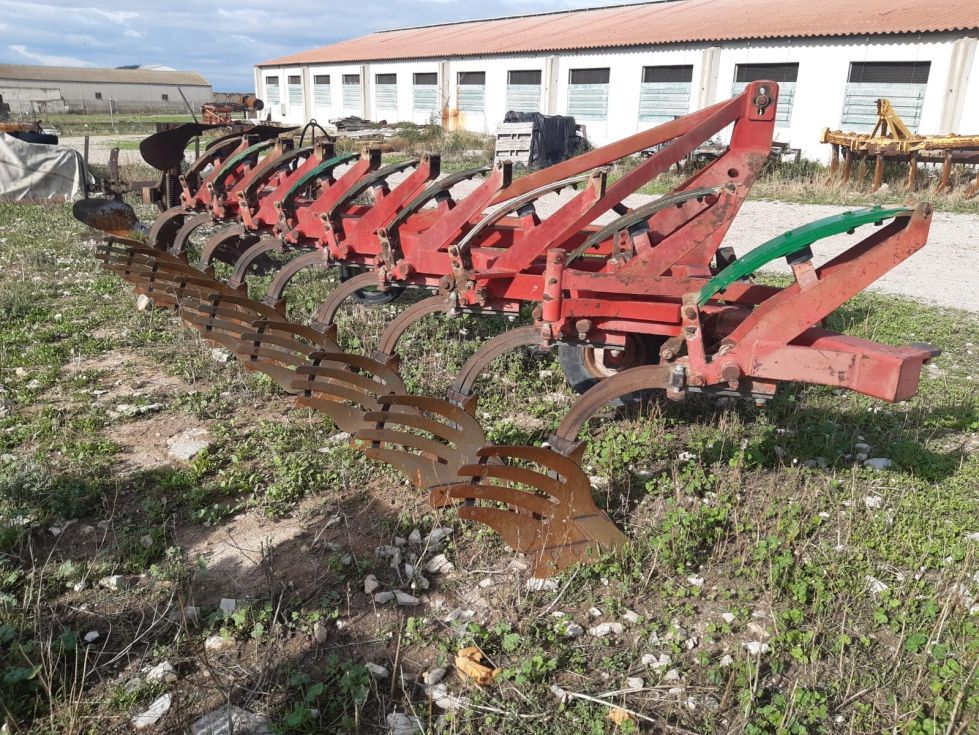 Arado usado Larrosa de 9 vertederas